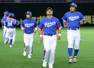 4일 일본 도쿄돔에서 열린 월드베이스볼클래식(WBC) 대한민국 대표팀 공식 훈련에서 추신수가 몸을 풀고 있다. 