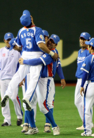 4일 일본 도쿄돔에서 열린 월드베이스볼클래식(WBC) 대한민국 대표팀 공식 훈련에서 김현수가 추신수를 번쩍 들고 있다. 