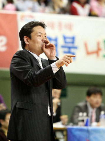 4일 대구실내체육관에서 열린 프로농구 대구 오리온스-안양 KT&G전에서 오리온스 정재훈 감독대행이 경기 도중 선수들을 독려하고 있다. 