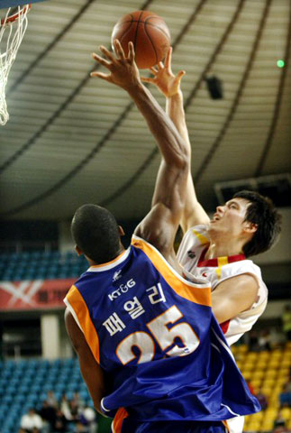 4일 대구실내체육관에서 열린 프로농구 대구 오리온스-안양 KT&G전에서 오리온스 이동준(40번)이 KT&G 토마스 패리얼(25번)의 마크를 받으며 원핸드 슛을 시도하고 있다. 