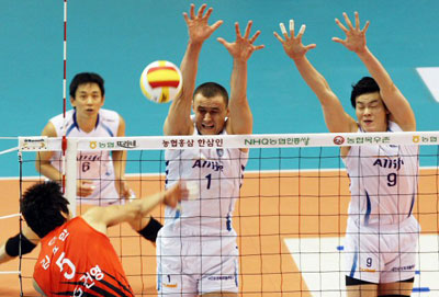 4일 대전 충무체육관에서 열린 2008-2009 프로배구 남자부 삼성화재-LIG손해보험 경기에서 삼성화재 안젤코(가운데)와 신선호(오른쪽)가 LIG 김요한의 스파이크를 블로킹하고 있다. 