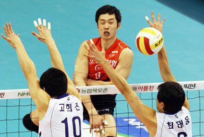 4일 대전 충무체육관에서 열린 2008-2009 프로배구 남자부 삼성화재-LIG손해보험 경기에서 LIG 이동훈이 상대 블로킹을 앞에 두고 스파이크를 시도하고 있다. 