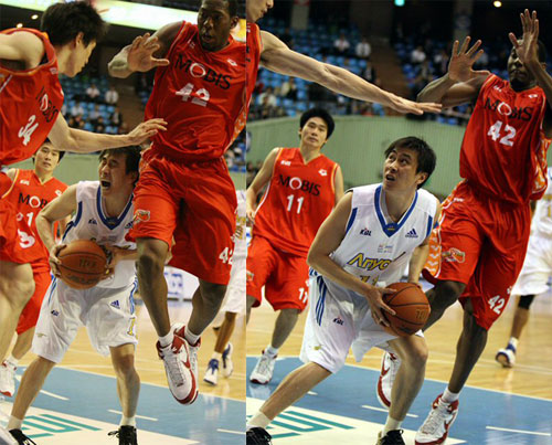 5일 서울 잠실실내체육관에서 열린 2008-2009 프로농구 서울 삼성-울산 모비스 경기에서 삼성 이상민이 상대 수비에 막혀 괴로워 하고 있다. 