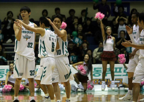  5일 원주치악체육관에서 열린 2008-2009 프로농구 원주 동부-전주 KCC 경기에서 동부 표명일(왼쪽에서 두번째)이 골을 넣은 후 팀 동료인 김주성(왼쪽), 손규완과 함께 기뻐하고 있다. 