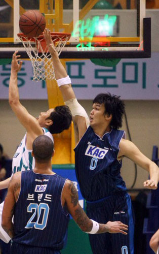  5일 원주치악체육관에서 열린 2008-2009 프로농구 원주 동부-전주 KCC 경기에서 KCC 하승진(오른쪽)이 동부 손규완의 슛을 블록슛 하고 있다. 