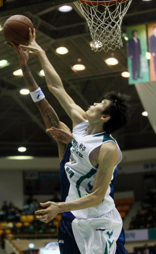  5일 원주치악체육관에서 열린 2008-2009 프로농구 원주 동부-전주 KCC 경기에서 동부 김주성(오른쪽)이 KCC 브랜드의 슛을 블록슛 하고 있다. 