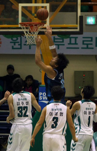  5일 원주치악체육관에서 열린 2008-2009 프로농구 원주 동부-전주 KCC 경기에서 KCC 하승진이 슛을 하는 가운데 동부 선수들이 바라보고 있다. 