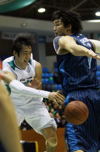  5일 원주치악체육관에서 열린 2008-2009 프로농구 원주 동부-전주 KCC 경기에서 동부 이광재(왼쪽)가 KCC 하승진의 수비를 피해 패스를 하고 있다. 