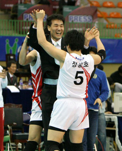5일 수원실내체육관에서 열린 2008-2009 프로배구 남자부 KEPCO 45-현대캐피탈 경기에서 KEPCO 45 선수들이 선두 현대캐피탈을 3대1로 꺾은 후 차승훈 감독대행과 함께 기뻐하고 있다. 