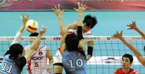    5일 수원실내체육관에서 열린 2008-2009 프로배구 남자부 KEPCO 45-현대캐피탈 경기에서  KEPCO45 이병주가 현대캐피탈 삼중 블로킹을 앞에 두고 스파이크를 하고 있다. 