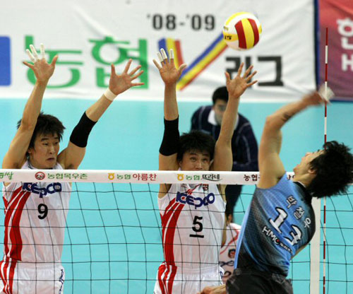    5일 수원실내체육관에서 열린 2008-2009 프로배구 남자부 KEPCO 45-현대캐피탈 경기에서  KEPCO45 최석기(왼쪽), 정평호가 현대캐피탈 박철우(오른쪽)의 스파이크를 블로킹하고 있다. 