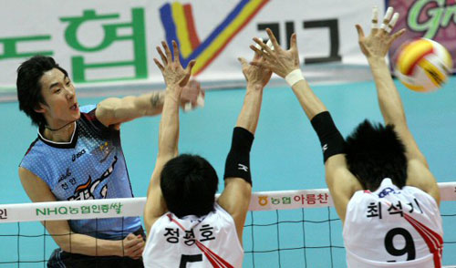     5일 수원실내체육관에서 열린 2008-2009 프로배구 남자부 KEPCO 45-현대캐피탈 경기에서  현대캐피탈 박철우(왼쪽)가 KEPCO45 정평호, 최석기의 블로킹을 앞에 두고 스파이크를 하고 있다. 