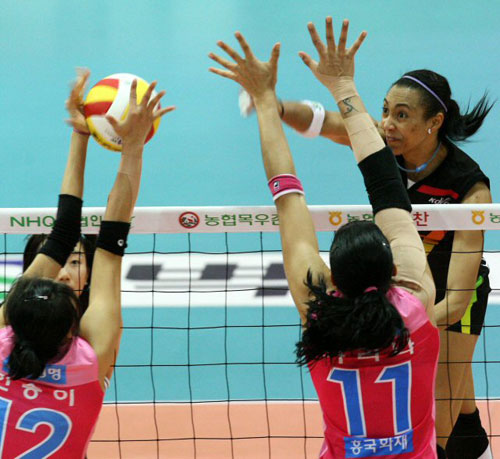 5일 수원실내체육관에서 벌어진 2008-2009 프로배구 여자부 흥국생명-현대건설 경기에서 현대건설 아우리(오른쪽)가 흥국생명 한송이, 카리나의 블로킹을 앞에 두고 스파이크를 하고 있다. 