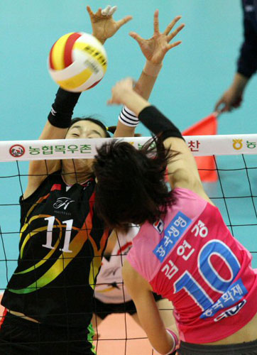 5일 수원실내체육관에서 벌어진 2008-2009 프로배구 여자부 흥국생명-현대건설 경기에서  현대건설 한유미(왼쪽)가 흥국생명 김연경의 스파이크를 블로킹하고 있다. 