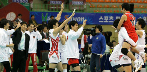 5일 수원실내체육관에서 열린 2008-2009 프로배구 남자부 KEPCO 45-현대캐피탈 경기에서 KEPCO 45 선수들이 선두 현대캐피탈을 3대1로 꺾은 후 함께 기뻐하고 있다. 