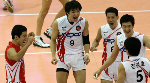  5일 수원실내체육관에서 열린 2008-2009 프로배구 남자부 KEPCO 45-현대캐피탈 경기에서 KEPCO 45 정평호가 서브 득점에 성공하자 팀 동료들이 함께 기뻐하고 있다. 