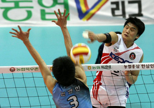   5일 수원실내체육관에서 열린 2008-2009 프로배구 남자부 KEPCO 45-현대캐피탈 경기에서  KEPCO45 정평호(오른쪽)가 현대캐피탈 권영민를 앞에 두고 스파이크를 하고 있다. 