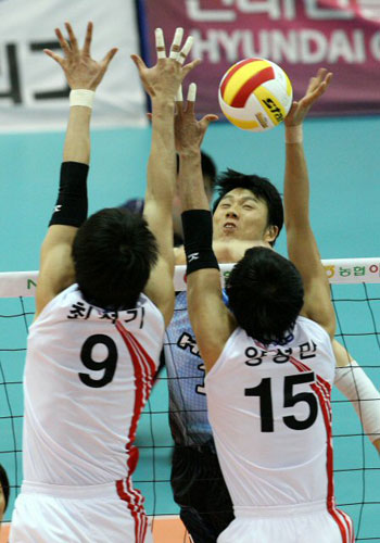   5일 수원실내체육관에서 열린 2008-2009 프로배구 남자부 KEPCO 45-현대캐피탈 경기에서  현대캐피탈 송인석의 연타 공격을 KEPCO45 최석기, 양성만이 저지하고 있다. 
