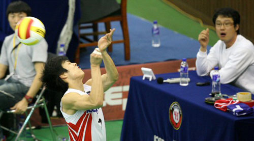   5일 수원실내체육관에서 열린 2008-2009 프로배구 남자부 KEPCO 45-현대캐피탈 경기에서  KEPCO45 진현우가 코트 밖으로 달려와 공을 받고 있다. 