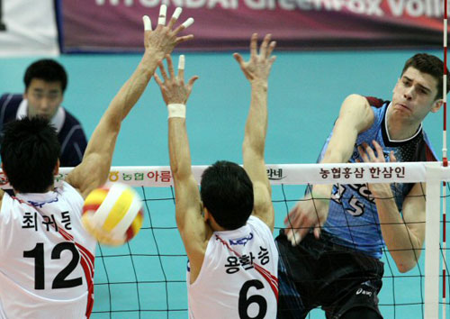    5일 수원실내체육관에서 열린 2008-2009 프로배구 남자부 KEPCO 45-현대캐피탈 경기에서 현대캐피탈 앤더슨(오른쪽)이 KEPCO 45 최귀동, 용환승의 블로킹을 앞에 두고 스파이크를 시도하고 있다. 