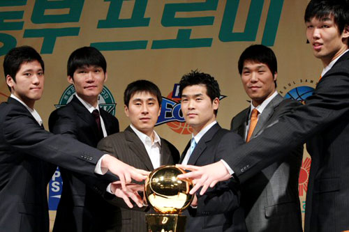 2008-2009 동부프로미 프로농구 플레이오프 미디어데이가 열린 25일 서울 중구 프라자호텔에서 플레이오프 진출팀의 대표선수들이 함께 포즈를 취하고 있다. 오른쪽부터 전주KCC 하승진, 인천전자랜드 서장훈, 창원LG 조상현, 서울삼성 이상민, 원주동부 김주성, 울산모비스 함지훈. 