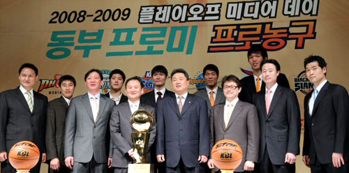 2008-2009 동부프로미 프로농구 플레이오프 미디어데이가 열린 25일 서울 중구 프라자호텔에서 플레이오프 진출팀의 감독들과 대표선수들이 함께 포즈를 취하고 있다. 왼쪽부터 서울삼성 안준호 감독, 이상민 선수, 전주KCC 허재 감독, 울산 모비스 함지훈, 유재학 감독, 원주동부 김주성, 전창진 감독, 인천전자랜드 서장훈, 최희암 감독, 전주KCC 하승진, 창원LG 강을준 감독, 조상현. 