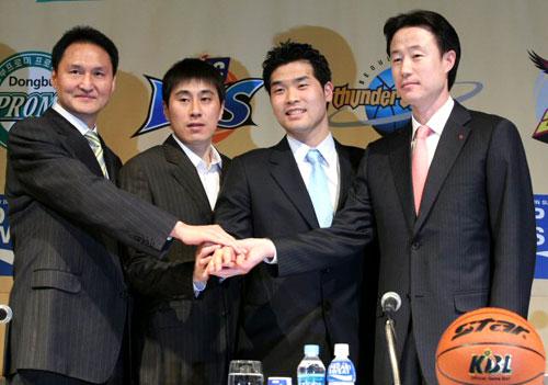 2008-2009 동부프로미 프로농구 플레이오프 미디어데이가 열린 25일 서울 중구 프라자호텔에서 격돌을 앞둔 서울삼성 안준호 감독(왼쪽부터), 이상민 선수와 창원LG 조상현 선수, 강을준 감독이 함께 포즈를 취하고 있다. 
