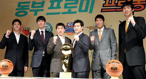 2008-2009 동부프로미 프로농구 플레이오프 미디어데이가 열린 25일 서울 중구 프라자호텔에서 플레이오프 진출팀의 대표선수들이 함께 파이팅을 외치고 있다. 오른쪽부터 전주KCC 하승진, 인천전자랜드 서장훈, 창원LG 조상현, 서울삼성 이상민, 원주동부 김주성, 울산모비스 함지훈. 