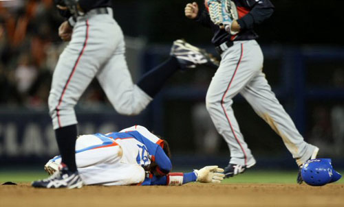 24일 미국 로스앤젤레스 다저스타디움에서 열린 2009 월드베이스볼클래식(WBC) 결승 대한민국-일본 경기에서 한국 이용규가 6회말 2루 도루를 시도하다 일본 유격수 나카지마 히로유키의 무릎에 얼굴을 부딪친 후 그라운드에 쓰러져 있다. 