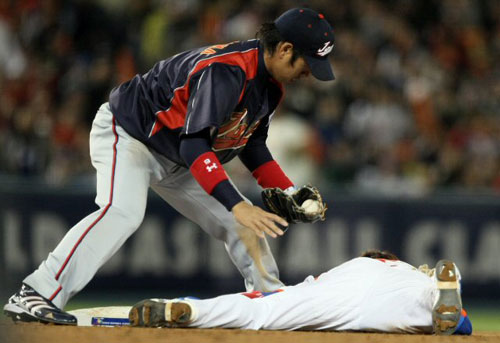 24일 미국 로스앤젤레스 다저스타디움에서 열린 2009 월드베이스볼클래식(WBC) 결승 대한민국-일본 경기에서 한국 이용규가 6회말 2루 도루를 시도하다 일본 유격수 나카지마 히로유키의 무릎에 얼굴을 부딪친 후 그라운드에 쓰러져 있다. 