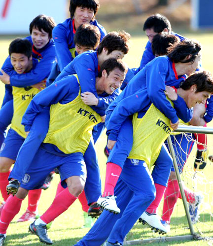 이라크 친선경기와 남아공월드컵 아시아예선 북한전을 앞두고 축구국가대표팀이 소집된 26일 경기도 파주 NFC에서 열린 대표팀훈련에서 미니게임에 패한 팀 선수들이 승리팀을 업고 달리며 즐거워하고 있다. 