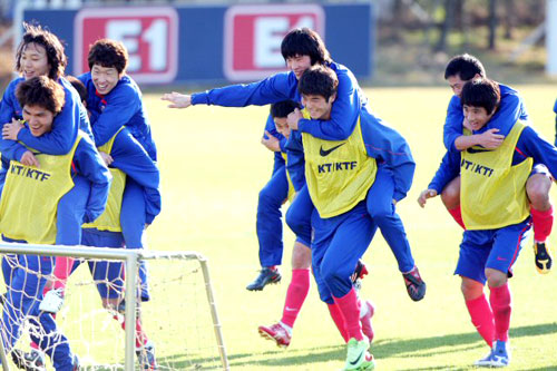 이라크 친선경기와 남아공월드컵 아시아예선 북한전을 앞두고 축구국가대표팀이 소집된 26일 경기도 파주 NFC에서 열린 대표팀훈련에서 미니게임에 패한 팀 선수들이 승리팀을 얻고 달리고 있다. 