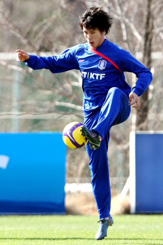 이라크 친선경기와 남아공월드컵 아시아예선 북한전을 앞두고 축구국가대표팀이 소집된 26일 경기도 파주 NFC에서 열린 대표팀훈련에서 첫 발탁된 배기종이 공을 다루고 있다. 