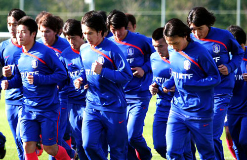 이라크 친선경기와 남아공월드컵 아시아예선 북한전을 앞두고 축구국가대표팀이 소집된 26일 경기도 파주 NFC에서 선수들이 달리기로 첫 훈련을 마무리하고 있다. 