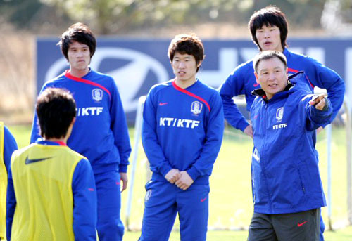 이라크 친선경기와 남아공월드컵 아시아예선 북한전을 앞두고 축구국가대표팀이 소집된 26일 경기도 파주 NFC에서 허정무 감독이 선수들의 훈련을 지도하고 있다. 