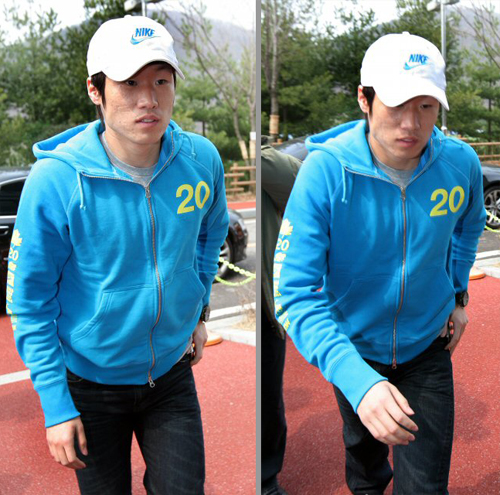 이라크 친선경기와 남아공월드컵 아시아예선 북한전을 앞두고 축구국가대표팀이 소집된 26일 경기도 파주 NFC에 박지성이 도착하고 있다. 