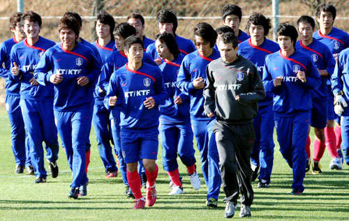이라크 친선경기와 남아공월드컵 아시아예선 북한전을 앞두고 축구국가대표팀이 소집된 26일 경기도 파주 NFC에서 대표팀 선수들이 달리기로 훈련을 마무리하고 있다. 
