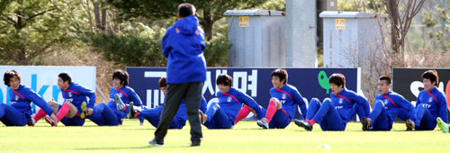 이라크 친선경기와 남아공월드컵 아시아예선 북한전을 앞두고 축구국가대표팀이 소집된 26일 경기도 파주 NFC에서 열린 대표팀훈련에서 선수들이 앉은 채 달리기시합을 벌이며 즐거워하고 있다. 