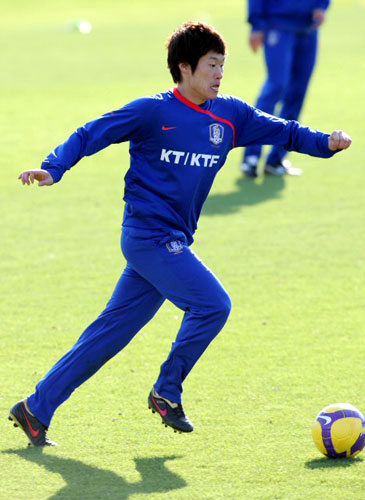 이라크 친선경기와 남아공월드컵 아시아예선 북한전을 앞두고 축구국가대표팀이 소집된 26일 경기도 파주 NFC에서 열린 대표팀훈련에서 박지성이 드리블하고 있다. 