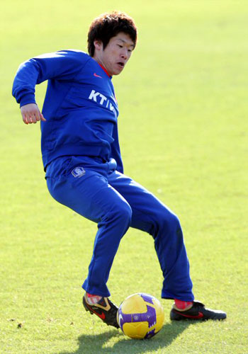 이라크 친선경기와 남아공월드컵 아시아예선 북한전을 앞두고 축구국가대표팀이 소집된 26일 경기도 파주 NFC에서 열린 대표팀훈련에서 박지성이 드리블하고 있다. 