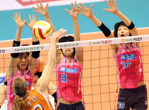   26일 대전 충무체육관에서 벌어진 2008-2009 프로배구 V리그 여자부 플레이오프 1차전 흥국생명와 KT&G 경기에서 흥국생명 이효희, 전민정, 김연경이 KT&G 마리안의 스파이크를 블로킹하고 있다. 