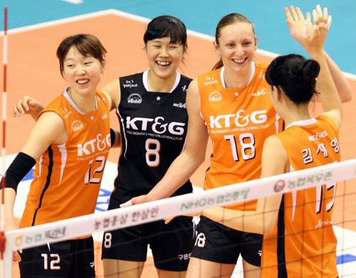  26일 대전 충무체육관에서 벌어진 2008-2009 프로배구 V리그 여자부 플레이오프 1차전 KT&G와 흥국생명 경기에서 KT&G 선수들이 1,2세트를 내리 따낸 뒤 기뻐하고 있다. 