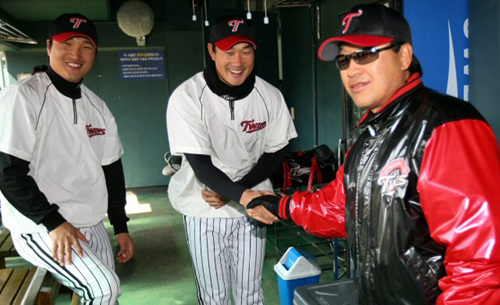 WBC 준우승을 이끈 봉중근과 이진영이 27일 잠실야구장에서 한화와의 시범경기 전 김재박 감독에게 인사를 하고 있다. 
 