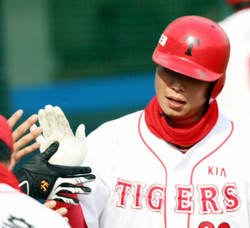 27일 광주무등경기장에서 벌어진 2009 프로야구 KIA 타이거즈와 두산 베어즈의 시범경기에서 9회말 2사 KIA 3루 주자 나지완이 6번 이호신의 안타로 홈에 들어온 뒤 선수들과 하이파이브를 하고 있다. 