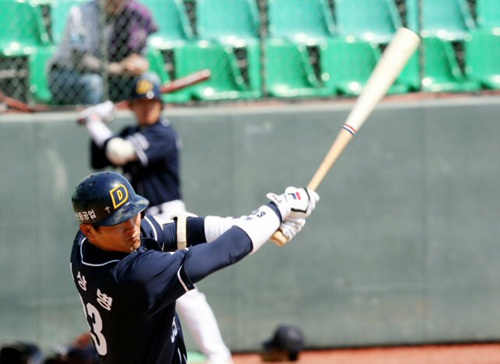 27일 광주무등경기장에서 벌어진 2009 프로야구 KIA 타이거즈와 두산 베어즈의 시범경기에서 3회초 2사 2, 3루 두산 채상병이 2타점 안타를 치고 있다. 