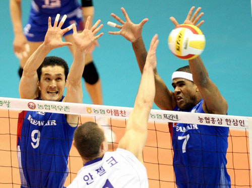 27일 대전 충무체육관에서 열린 2008-2009 프로배구 V리그 남자부 플레이오프 삼성화재-대한항공 경기, 대한항공 이동현, 칼라가 삼성화재 안젤코의 스파이크를 블로킹하고 있다. 