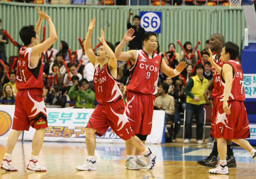 27일 오후 서울 잠실실내체육관에서 열린 2008-2009 동부 프로미 프로농구 6강 플레이오프 1차전 서울 삼성썬더스 대 창원 LG세이커스의 경기에서 창원 조상현(왼쪽에서 두번째)이 슛을 성공시킨 뒤 동료들과 하이파이브를 하고 있다. 