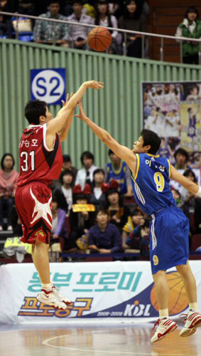  29일 오후 서울 잠실실내체육관에서 열린 2008-2009 프로농구 6강 플레이오프 2차전 서울 삼성-창원 LG 경기,  LG 기승호(왼쪽)가 삼성 이규섭의 수비를 피해 슛을 하고 있다. 