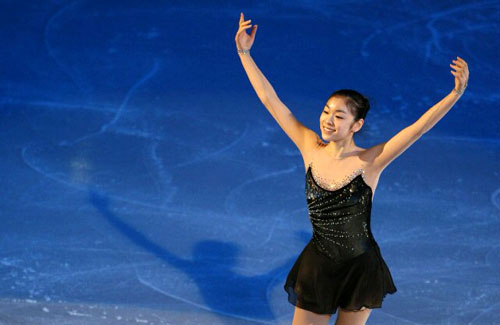 30일 오전(한국시간) 미국 로스앤젤레스 스테이플스센터에서 열린 국제빙상경기연맹(ISU) 2009 피겨 세계선수권 갈라쇼에서 여자 싱글 사상 첫 200점을 돌파하며 정상에 오른 김연아가 아름다운 연기를 펼친 후 관중들의 환호에 답례하고 있다. 