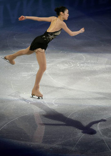 30일 오전(한국시간) 미국 로스앤젤레스 스테이플스센터에서 열린 국제빙상경기연맹(ISU) 2009 피겨 세계선수권 갈라쇼에서 여자 싱글 우승자 김연아가 연기를 펼치고 있다. 